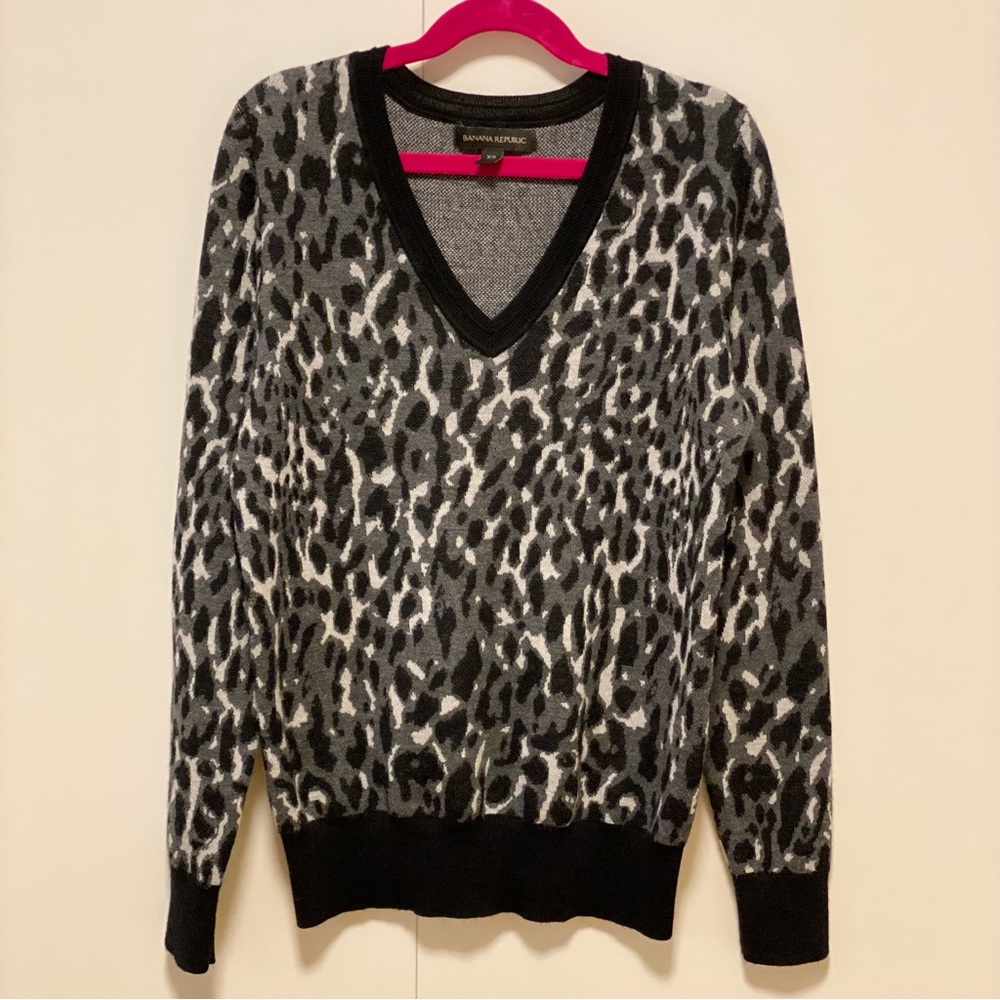 Banana Republic Marino wool, gray animal print V-neck sweater XS